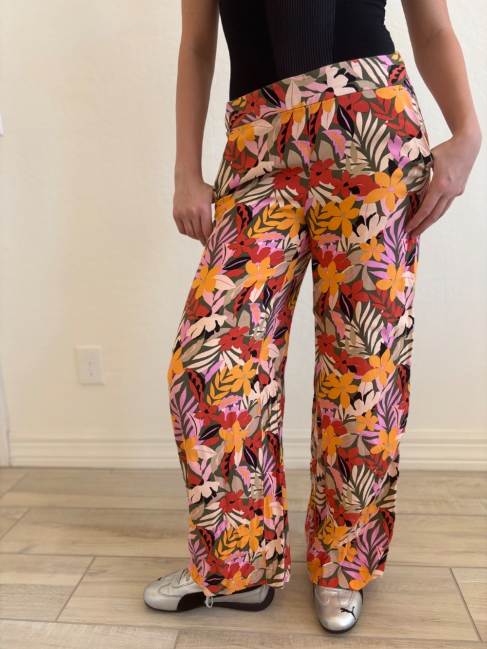NWT LOFT Pull On Wide Leg Crop Pants in a tropical floral print